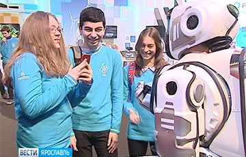 В России показали «самого современного робота», а он оказался человеком в костюме