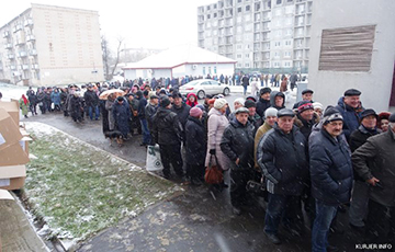 Photo Fact: People Queueing Along Entire Salihorsk For ‘Belaruskali’ Gifts