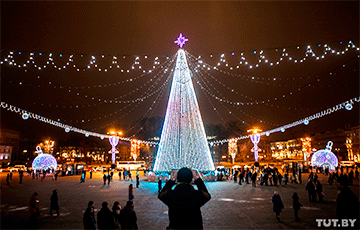 Фотофакт: В Минске включили новогоднюю иллюминацию