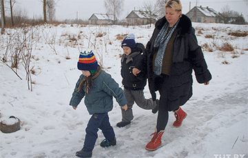 У многодетной мамы забрали детей — и белорусы за 10 дней спасли семью