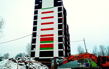 Фотофакт: В Витебске на здании красно-зеленый флаг превращается в бело-красно-белый
