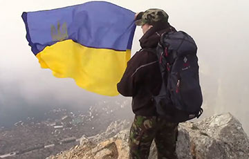«Героям Слава»: в Крыму подняли украинский флаг в поддержку моряков