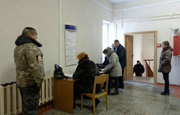 Активисты и родственники политзаключенных пришли в здание ДИН в Минске