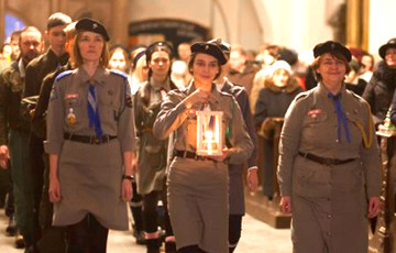 У Беларусь прывезлі Віфлеемскі агонь міру