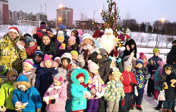 Менчукі скінуліся грашыма і сваімі сіламі наладзілі ў двары навагодняе свята для дзяцей