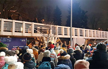 В московском парке Горького под гимн России обрушился мост с людьми