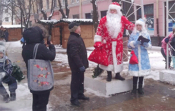 На плошчу ў Берасці на Куццю выйшлі 150 пратэстоўцаў, Дзед Мароз і Снягурка
