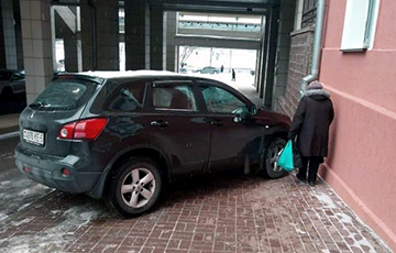 «Мастер» парковки: в Минске водитель отобрал тротуар у пешеходов
