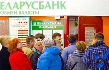 Беларусы прадаўжаюць прадаваць валюту