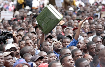 У Зімбабвэ «шокавае» падвышэнне коштаў на паліва выклікала бунт