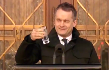 Відэахіт: Канадскі міністр паспрабаваў напіцца вады на марозе і рассмяшыў публіку