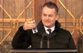 Відэахіт: Канадскі міністр паспрабаваў напіцца вады на марозе і рассмяшыў публіку