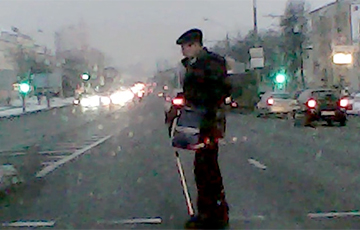 Видеофакт: Водители остановились на проспекте в Минске, чтобы пропустить пешехода с тростью