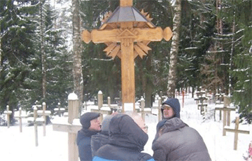 На лидеров КХП БНФ составили протоколы за замену трухлявого креста в Куропатах