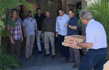 Шатдаун в США: Джордж Буш-младший накормил пиццей сотрудников Секретной службы