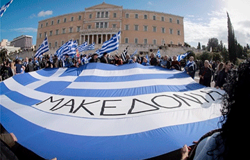 В Афинах десятки тысяч греков протестуют против соглашения с Македонией