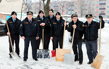 Відэафакт: Рэчыцкіх міліцыянтаў адправілі чысціць снег