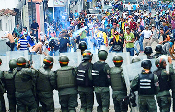 В Венесуэле произошли столкновения между протестующими и силовиками