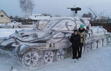 Фотофакт: Белорусская семья слепила из снега танк в натуральную величину
