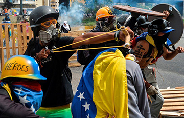 У Венесуэле пратэстоўцы спалілі статую Уга Чавэса