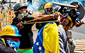 У Венесуэле пратэстоўцы спалілі статую Уга Чавэса