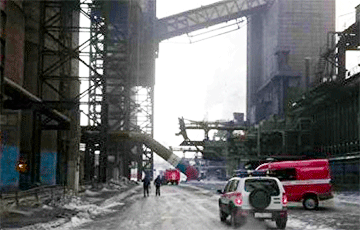 В России горит крупнейший металлургический комбинат