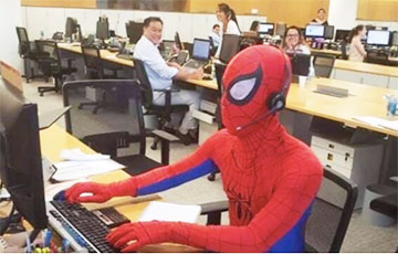 Видеохит: Бразилец отработал весь день в офисе в костюме спайдермена
