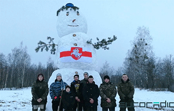 Видеофакт: Как лепили пятиметрового снеговика с бело-красно-белым флагом и «Погоней»