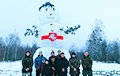 Видеофакт: Как лепили пятиметрового снеговика с бело-красно-белым флагом и «Погоней»