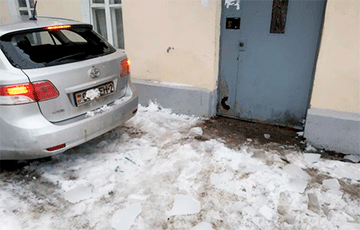 «Сошла целая лавина»: в Витебске лед с крыши обрушился на авто
