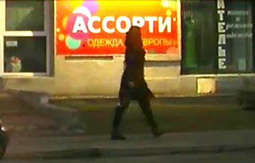 Video Fact: Woman Walked Around Brest With Assault Rifle