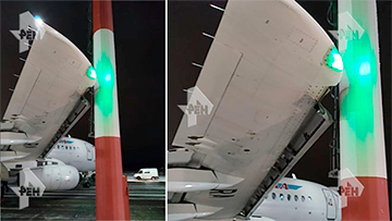 В Москве пассажирский самолет врезался в фонарный столб
