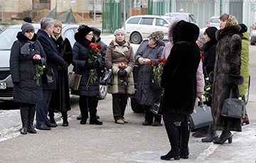 Сотні жыхароў Стоўбцаў прыйшлі развітацца з загінулымі ў школе