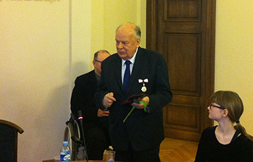Lithuania Awards Stanislau Shushkevich With Medal
