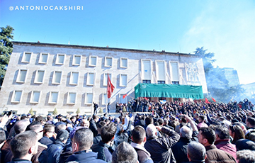 Столицу Албании охватили протесты