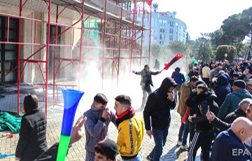 Фотофакт: В Албании протестующие штурмовали офис премьер-министра