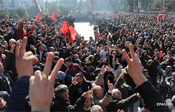 В Албании тысячи сторонников оппозиции требуют отставки правительства