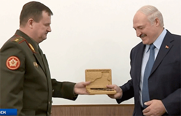 Равков подарил Лукашенко пистолет с патронами