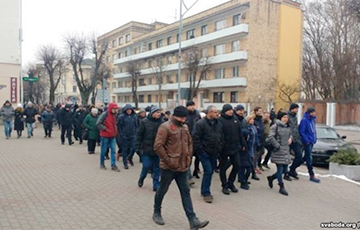 Сотни брестчан вышли на марш против аккумуляторного завода