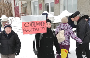 «Путин, не игнорь!»: Почему жители российского города вышли к мэрии с вилами