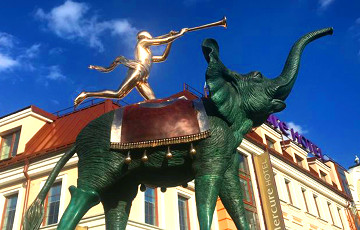 У Менску ўсталявалі скульптуру сяміметровага слана Сальвадора Далі