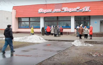 Жители Добруша вышли на стихийный митинг из-за закрытия магазина