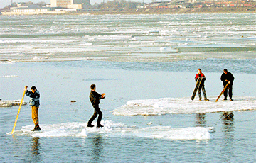 На Чижовском водохранилище от берега откололась льдина с рыбаками