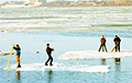 На Чижовском водохранилище от берега откололась льдина с рыбаками
