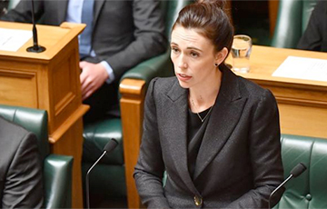 Премьер Новой Зеландии поклялась не называть имя напавшего на мечети