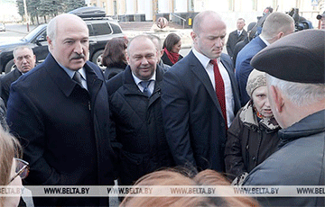 Охрана Лукашенко испугалась активиста с фотоаппаратом
