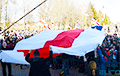 На концерте в Гродно развернули огромный бело-красно-белый флаг
