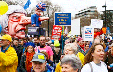 В Лондоне тысячи людей вышли на акцию с требованием повторного референдума по Brexit