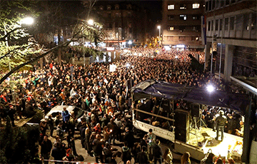 Тысячи демонстрантов в Белграде потребовали отставки президента