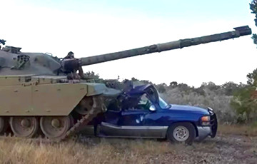 Видеофакт: В Гомеле пикап перевозил танк
